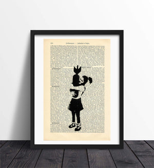 Alte Buchseite Bedruckt mit "Bomb Hugger" - BANKSY | Readable Art