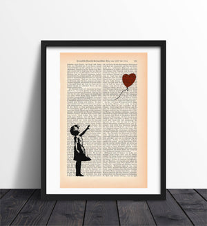 Alte Buchseite Bedruckt mit "Girl with Balloon" - BANKSY | Architektur Readable Art