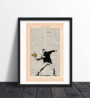 Alte Buchseite mit BANKSY Hooligan Streetart Bedruckt | Architektur Readable Art