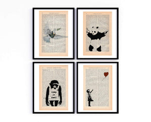 Alte Buchseite Bedruckt mit 4 BANKSY Kunstwerken | Readable Art