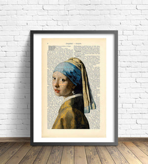 Alte Buchseite Bedruckt mit Mädchen mit Perlenohring | Readable Art