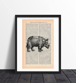 Alte Buchseite Kunstvoll Zur Deko mit Nashorn Bedruckt | Readable Art